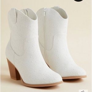 Torrid 8.5 white boots